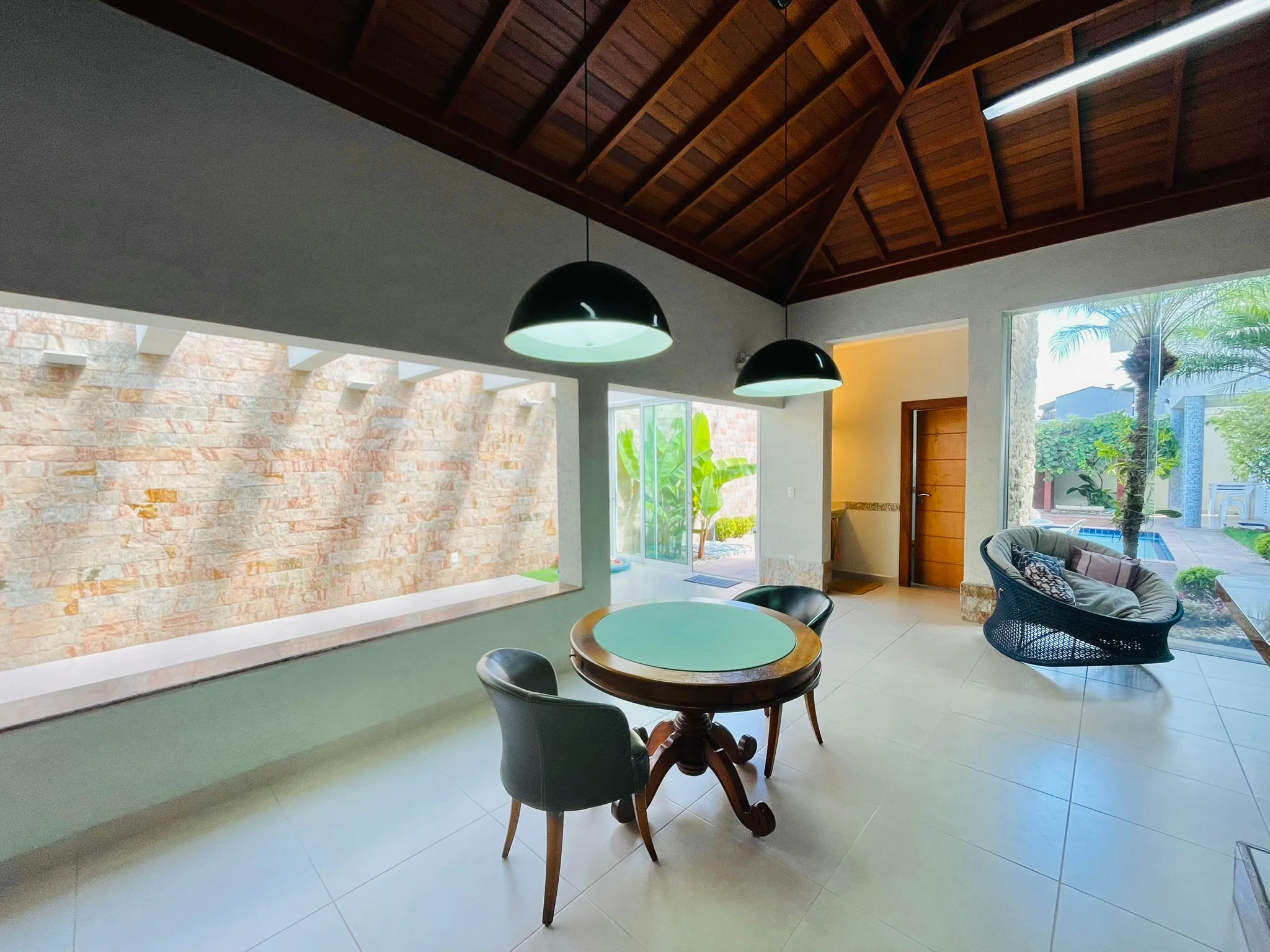 Casa à venda com 4 dormitórios no Condomínio Campos do Conde II em Tremembé/SP.