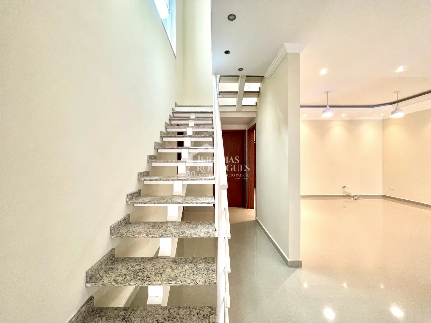 Casa para locação com 3 suítes no Condomínio Campos do Conde III em Tremembé/SP. 