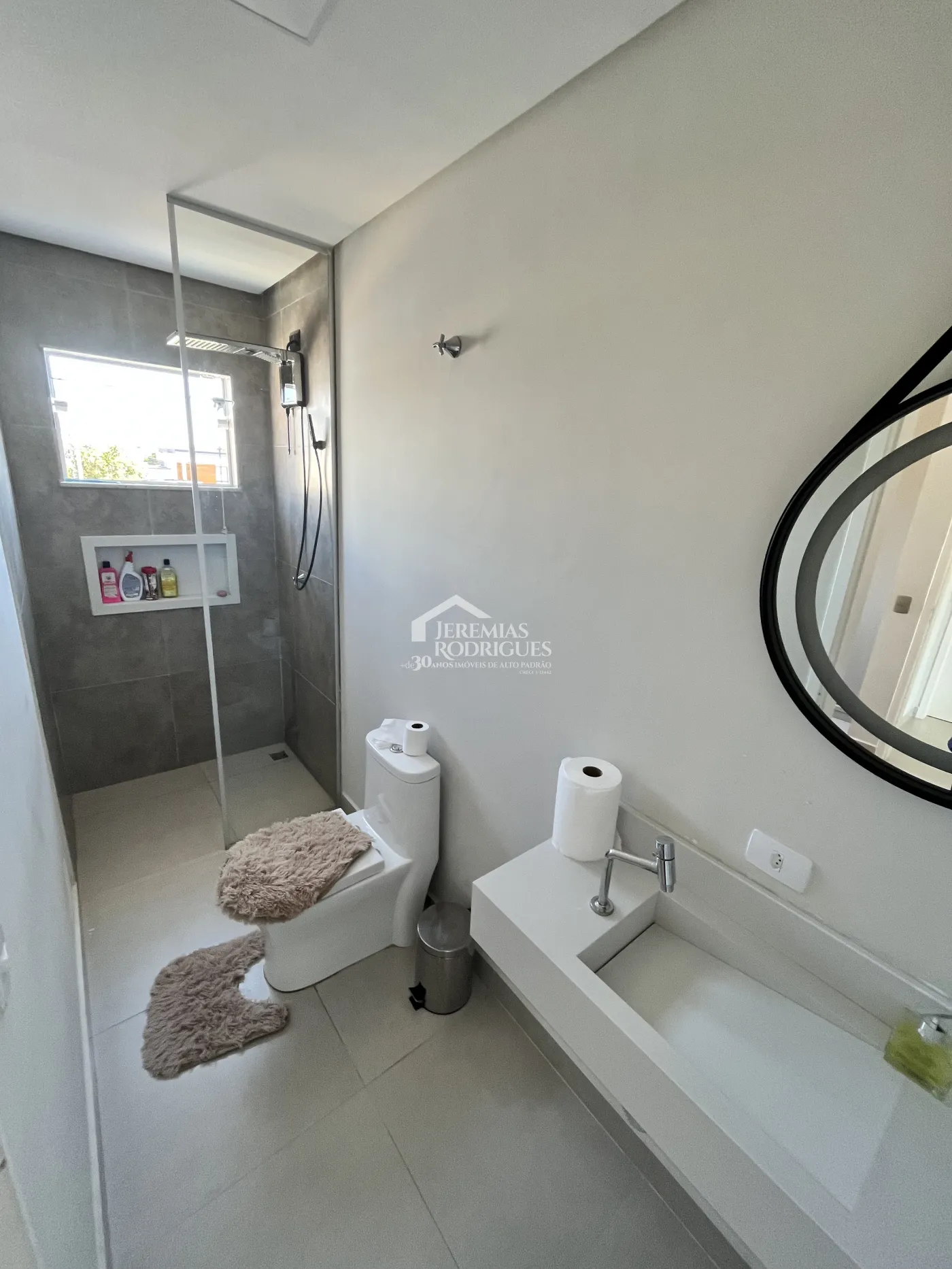 Casa assobradada à venda com 3 suítes no Condomínio Morada do Visconde em Tremembé /SP.