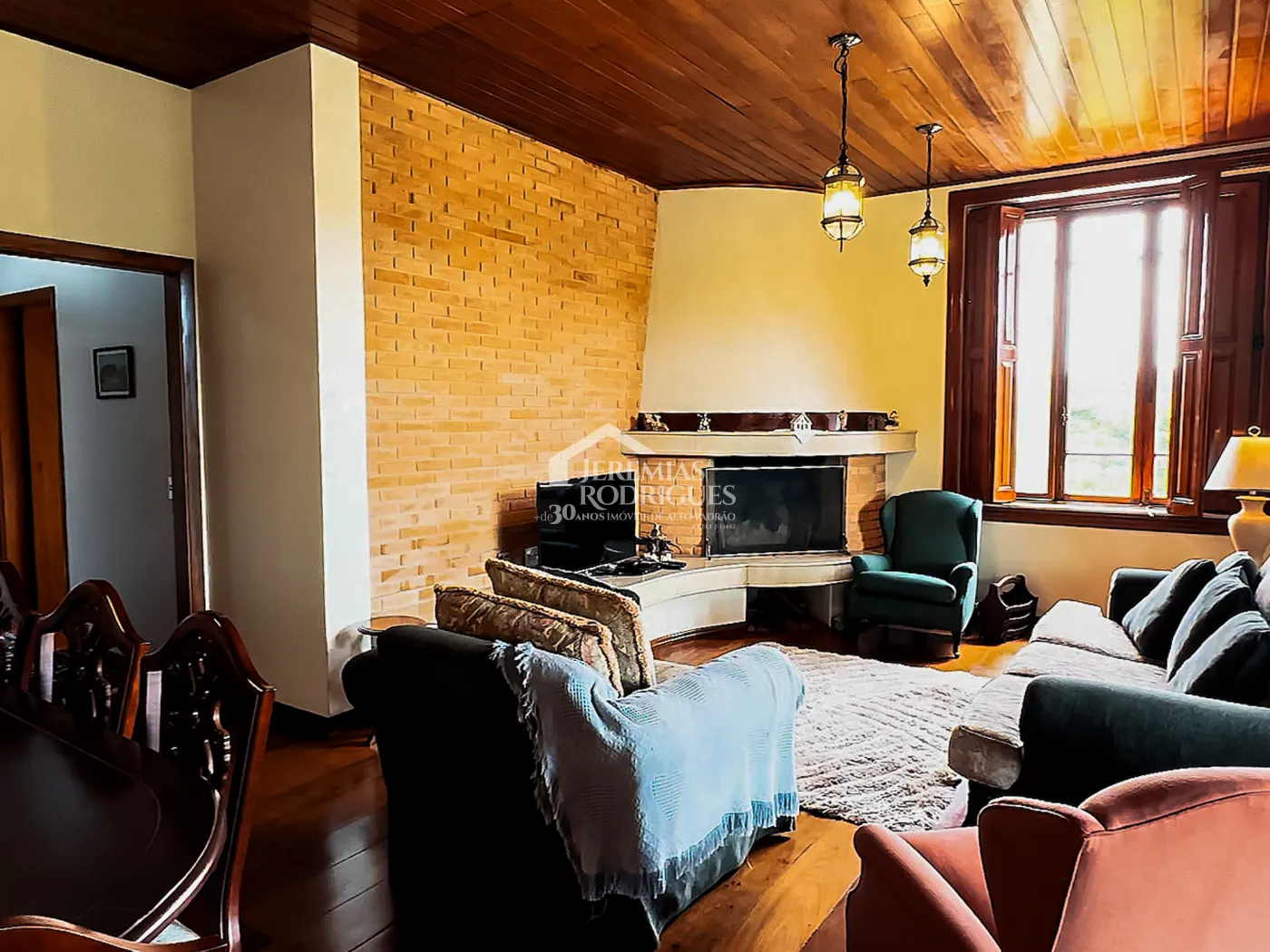 Casa à venda com 5 dormitórios no Condomínio Residencial Gran Ville em Campos do Jordão/SP.