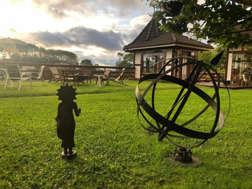 Casa à venda com 6 dormitórios no Alto Do Capivari em Campos do Jordão/SP.
