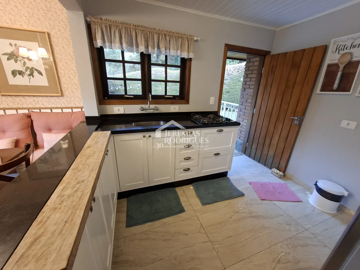 Casa à venda com 2 dormitórios no Condomínio Petiti Village em Campos do Jordão/SP.