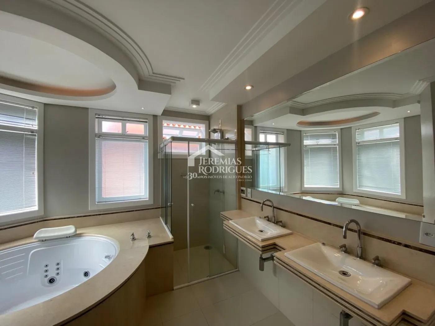 Casa à venda com 4 suítes no Condomínio Taubaté Village em Taubaté/SP. 