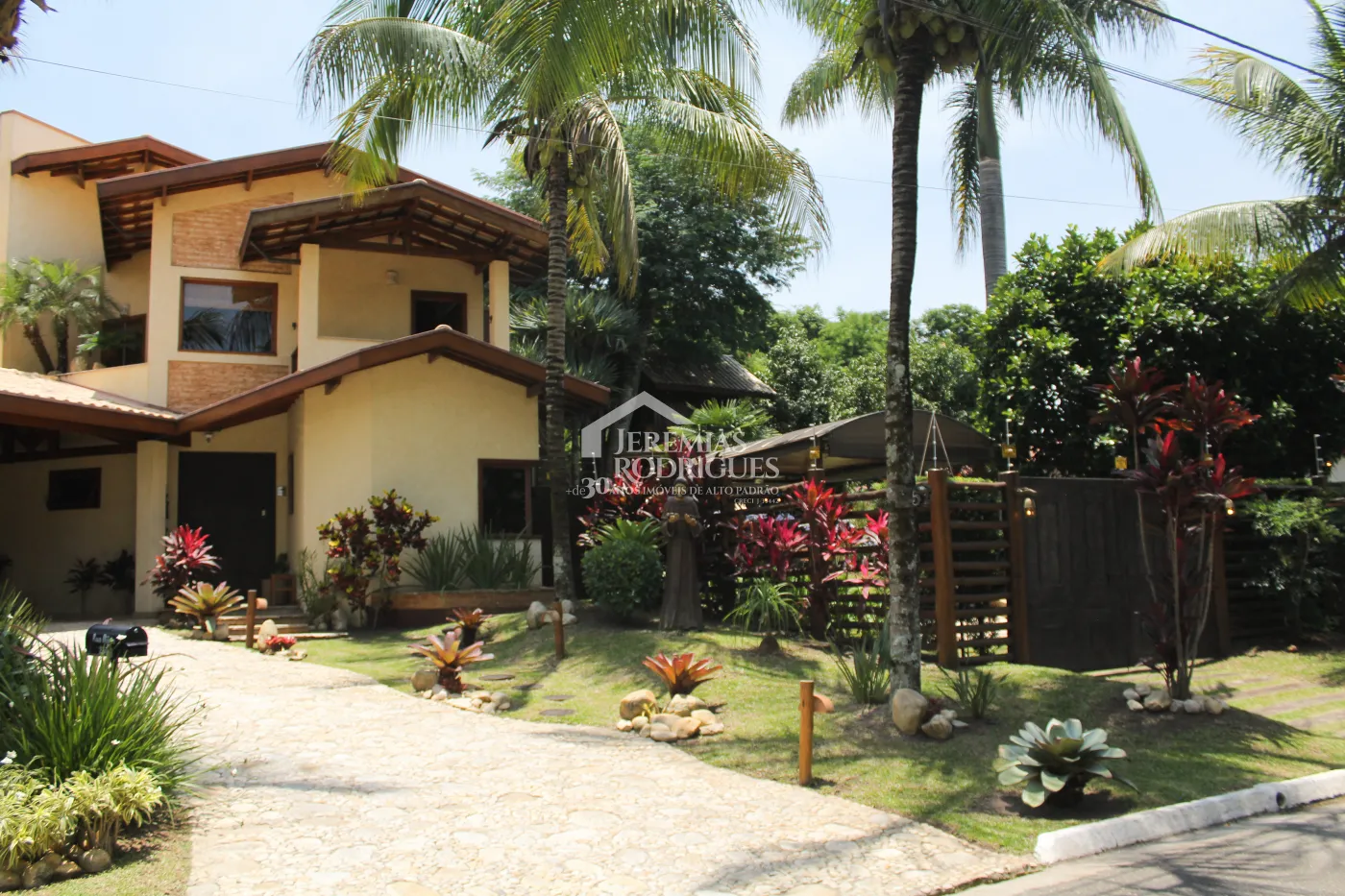 Casa para venda e locação com 5 dormitórios no Condomínio Taubaté Village em Taubaté/SP.