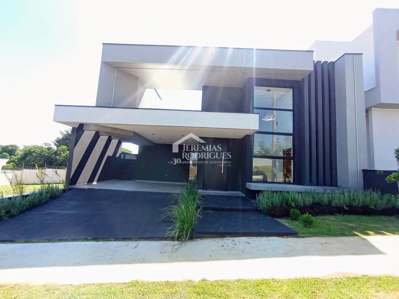 Casa à venda com 3 suítes no Condomínio Quinta das Palmeiras em Taubaté/SP.