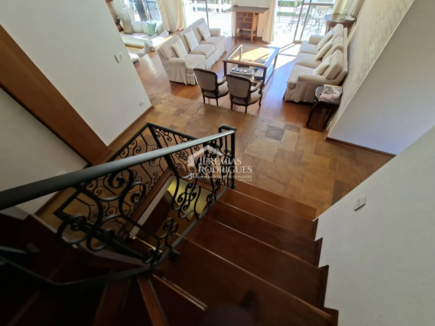 Casa à venda com 4 dormitórios no Condomínio Jardim Véu da Noiva em Campos do Jordão/SP.