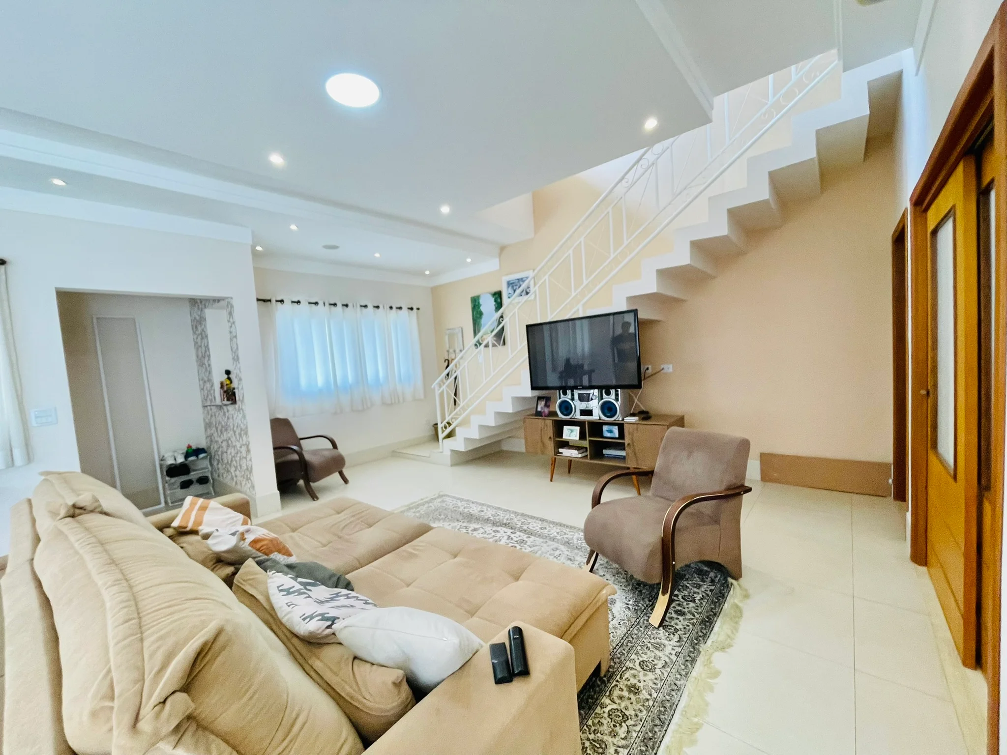 Casa à venda com 4 dormitórios no Condomínio Jardim Oásis em Taubaté/SP. 