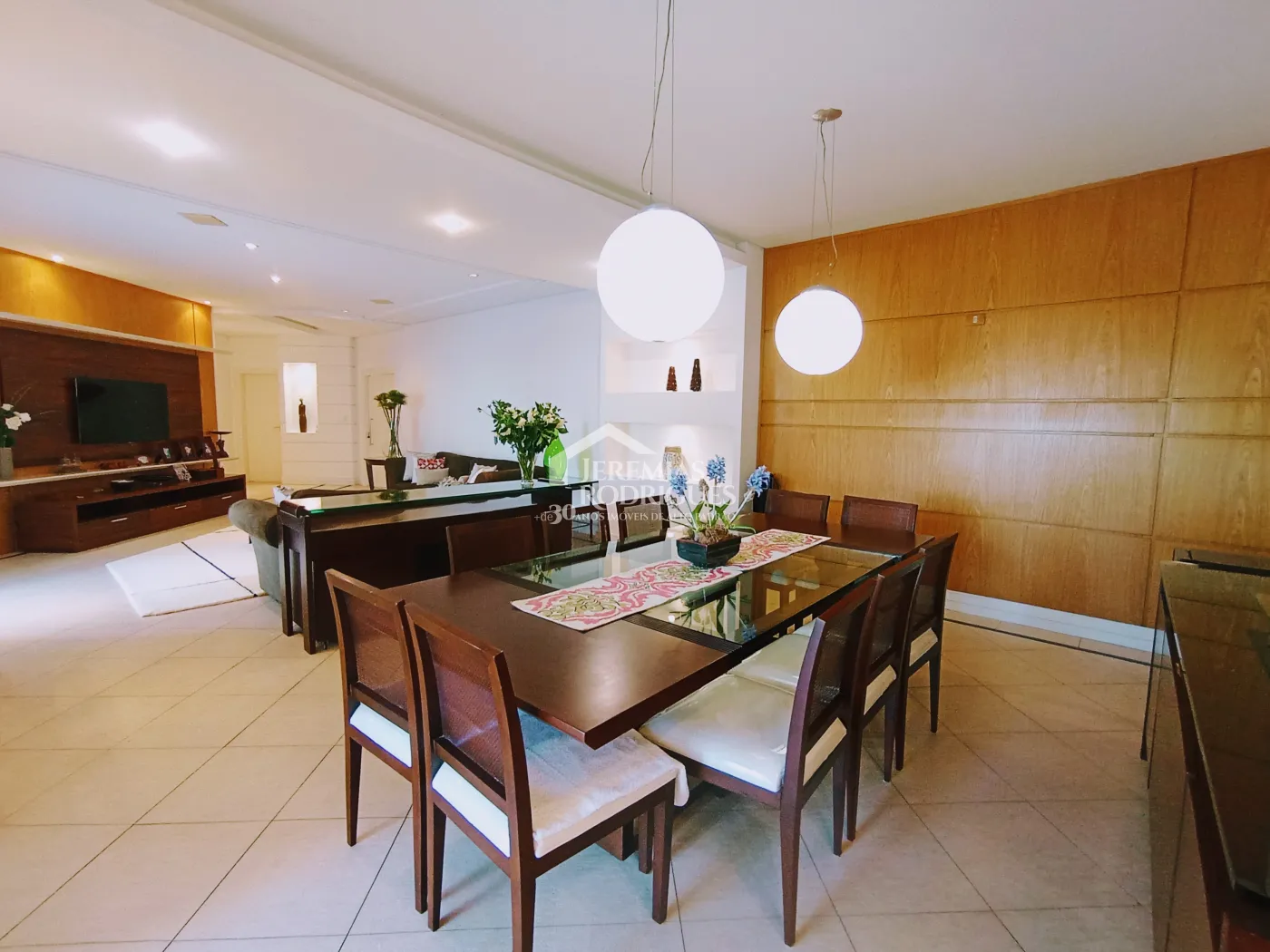 Casa à venda com 4 dormitórios no Condomínio Taubaté Village em Taubaté/SP.