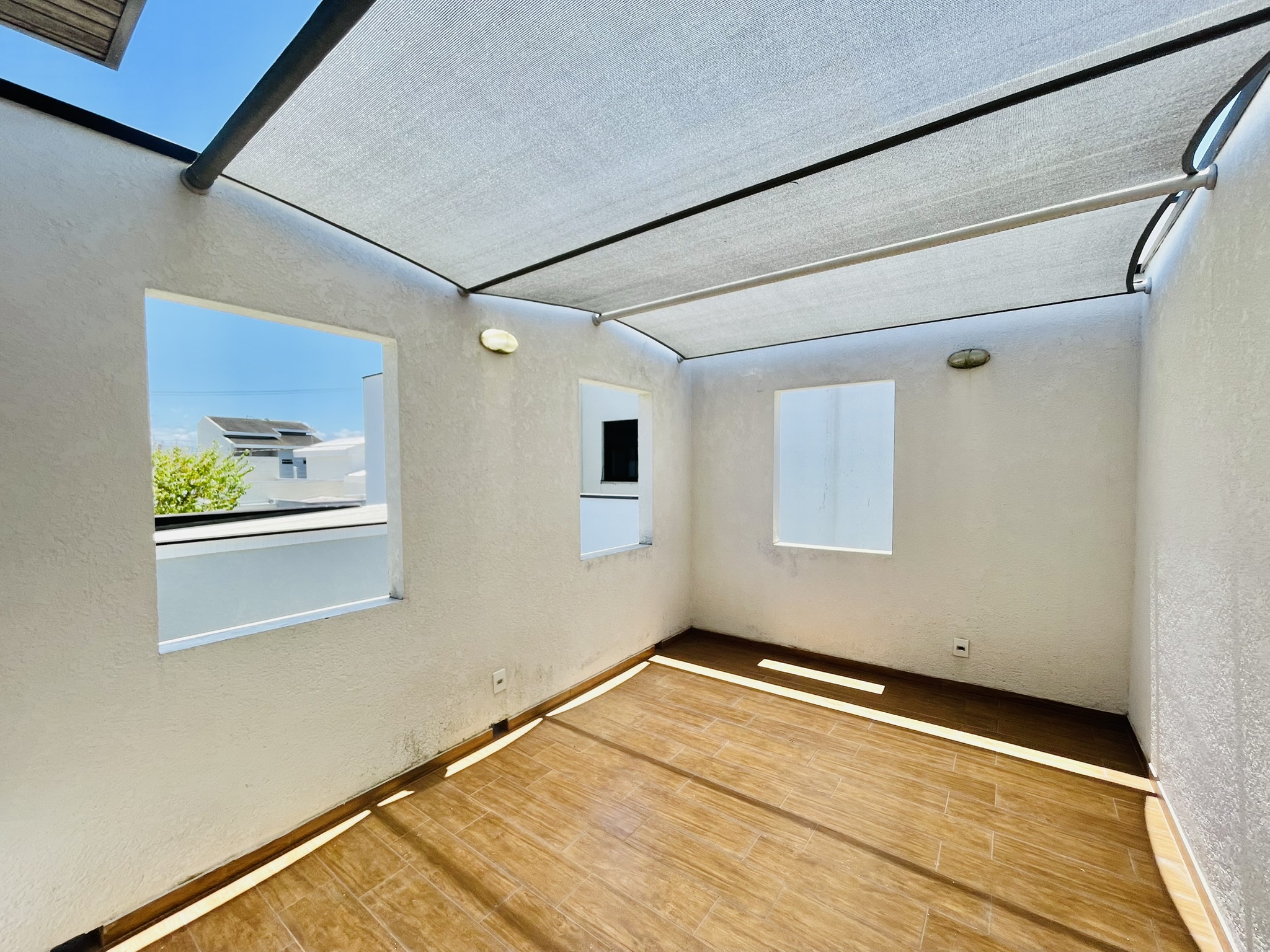 Casa à venda com 3 suítes no Condomínio Campos do Conde II em Tremembé/SP.