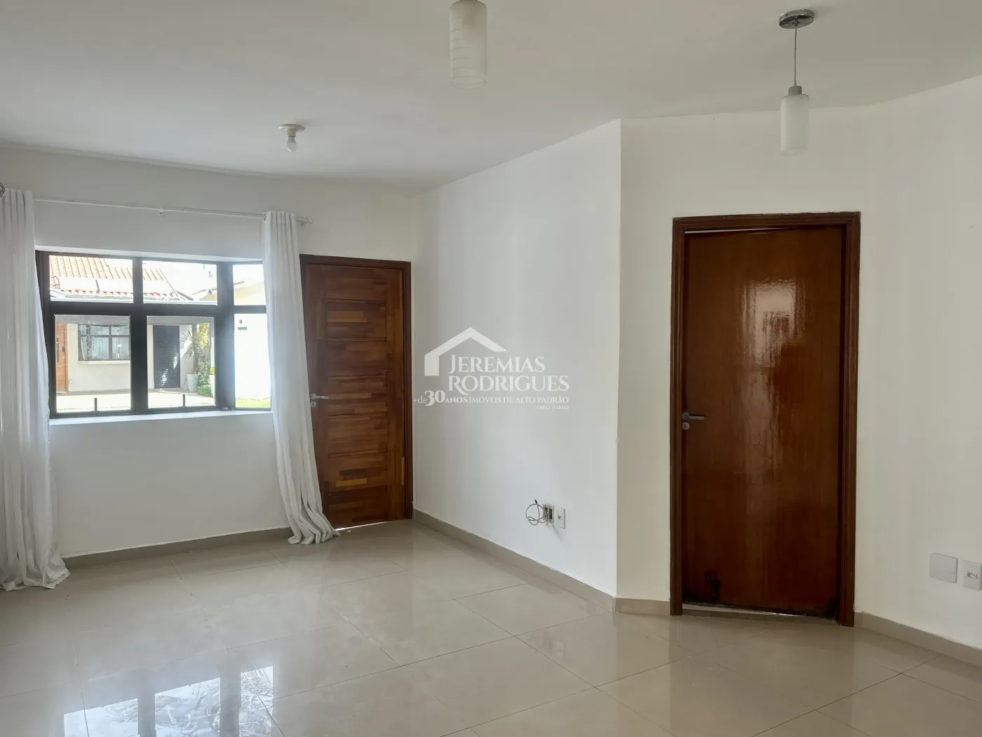 Casa para venda e locação com 4 dormitórios no Condomínio Alto dos Pinheiros em Taubaté/SP.