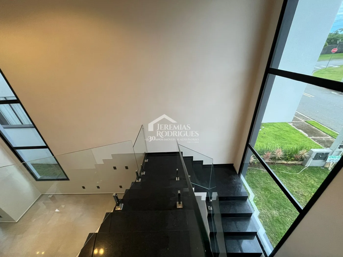 Casa assobradada à venda com 3 suítes no Condomínio Cyrela Landscape em Taubaté/SP.