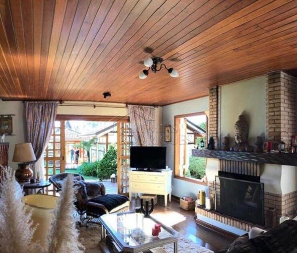 Casa à venda com 6 dormitórios no Alto Do Capivari em Campos do Jordão/SP.