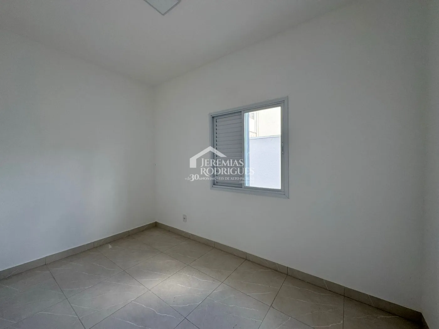 Casa à venda com 3 dormitórios no Condomínio Vila Romana em Pindamonhangaba/SP.