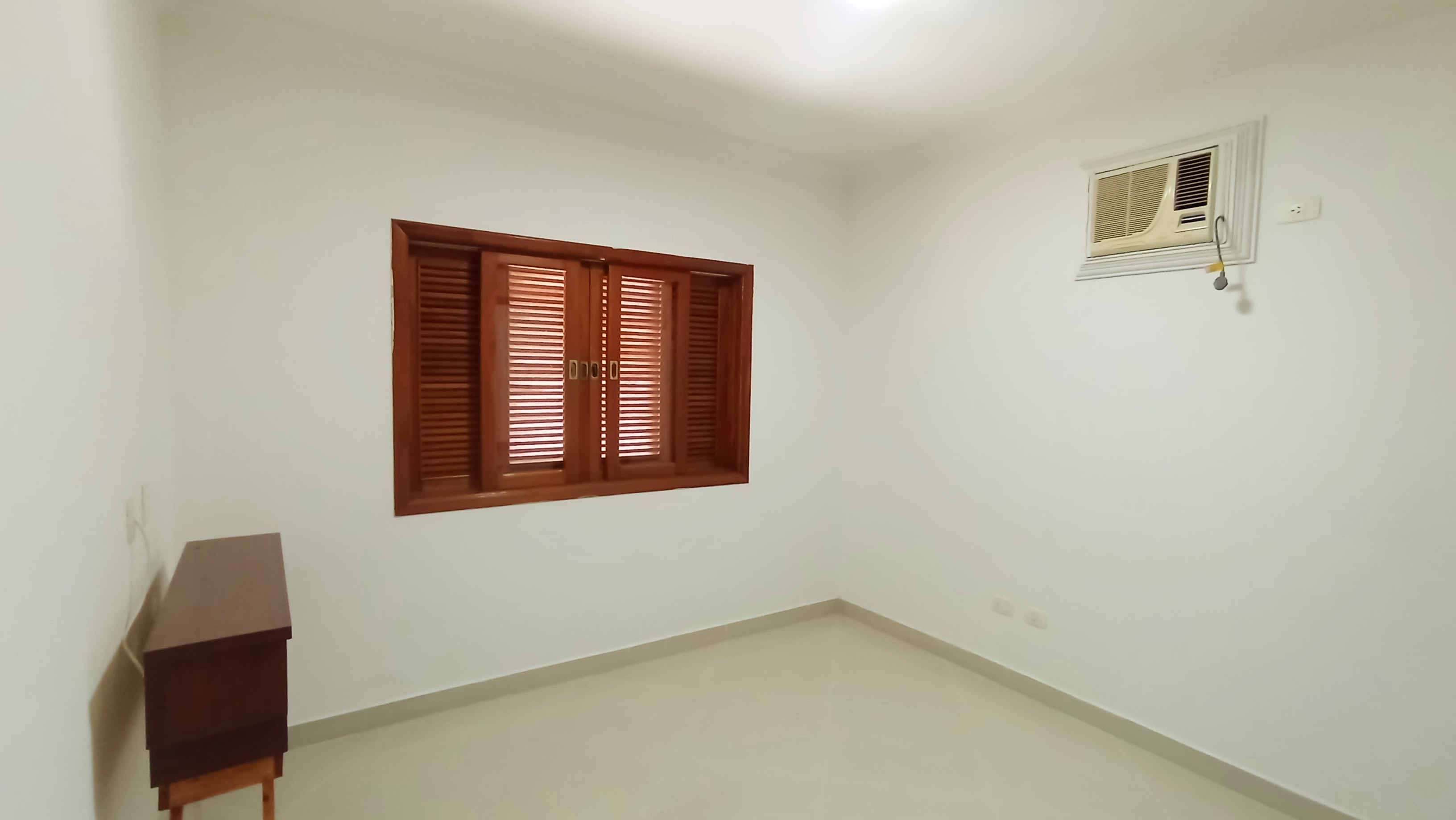 Casa à venda com 3 dormitórios no Condomínio Taubaté Village em Taubaté/SP.