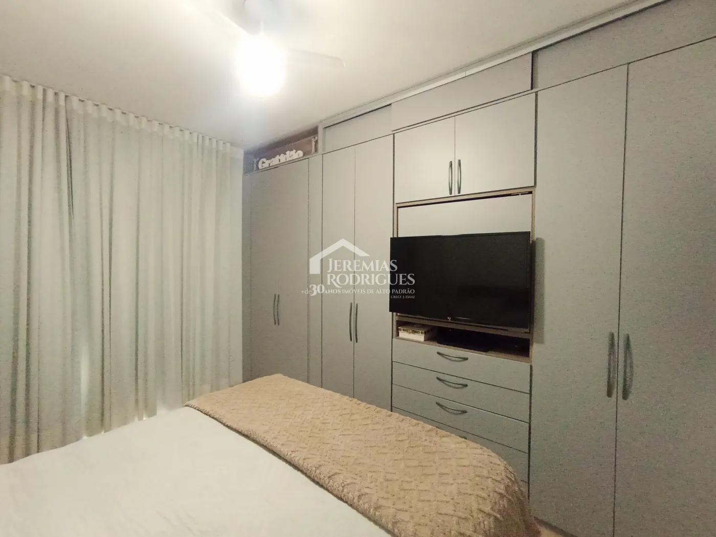 Casa à venda com 3 dormitórios no Condomínio Terras do Vale em Caçapava/SP.