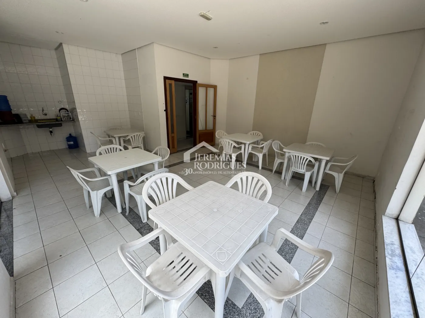 Apartamento à venda com 3 suítes, 276 m² no Edifício Vienna em Pindamonhangaba/SP.