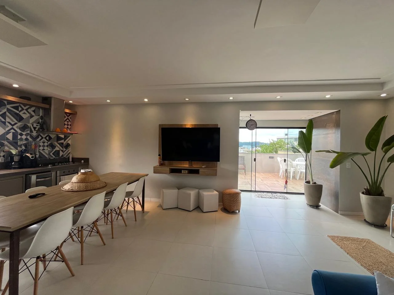 Apartamento à venda com 4 dormitórios, 260 m² no Edifício Recanto dos Nobres em Ubatuba/SP. 