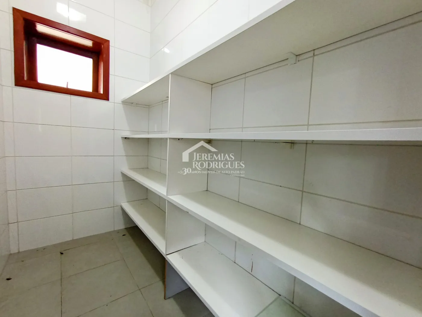 Casa à venda e locação com 4 suítes no Condomínio Colonial Village I em Pindamonhangaba/SP.