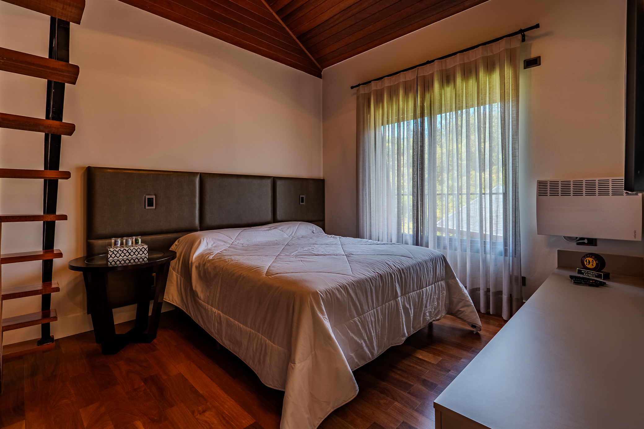 Mansão à venda com 5 suítes no Condomínio Reserva Figueiredo em Campos do Jordão/SP. 