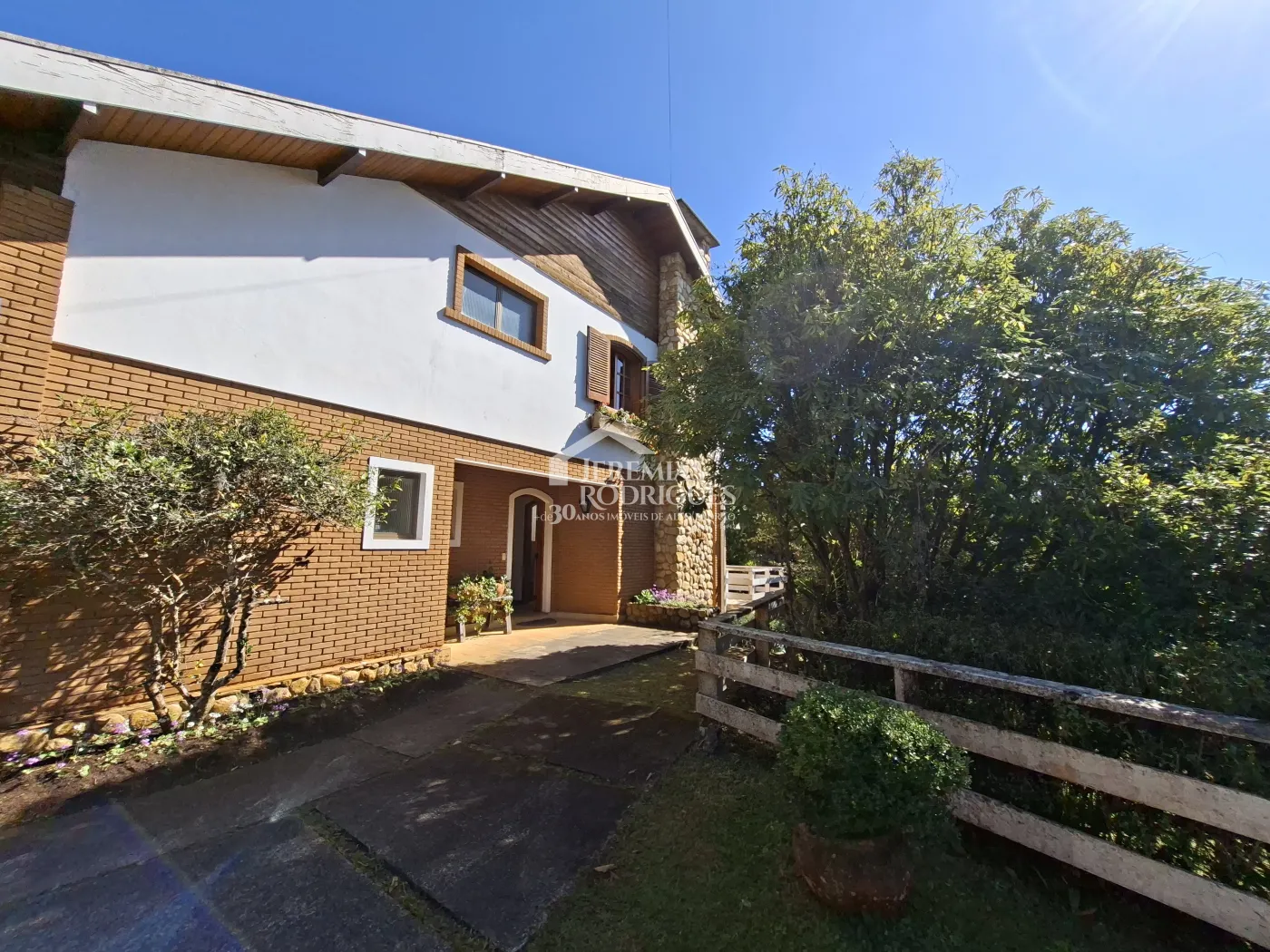 Casa à venda com 4 dormitórios no Condomínio Jardim Véu da Noiva em Campos do Jordão/SP.