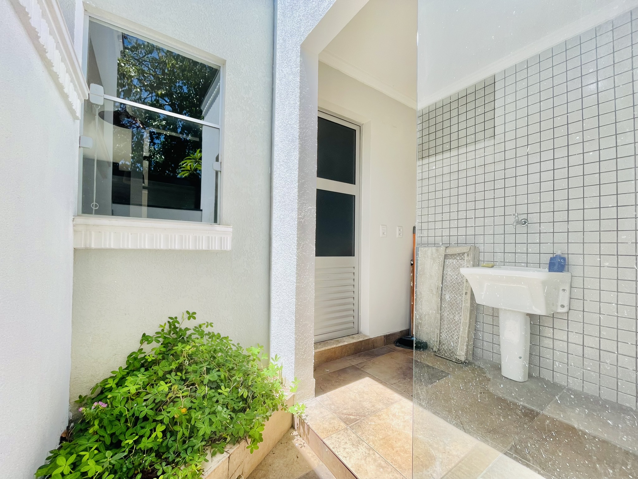 Casa à venda com 3 suítes no Condomínio Campos do Conde II em Tremembé/SP.