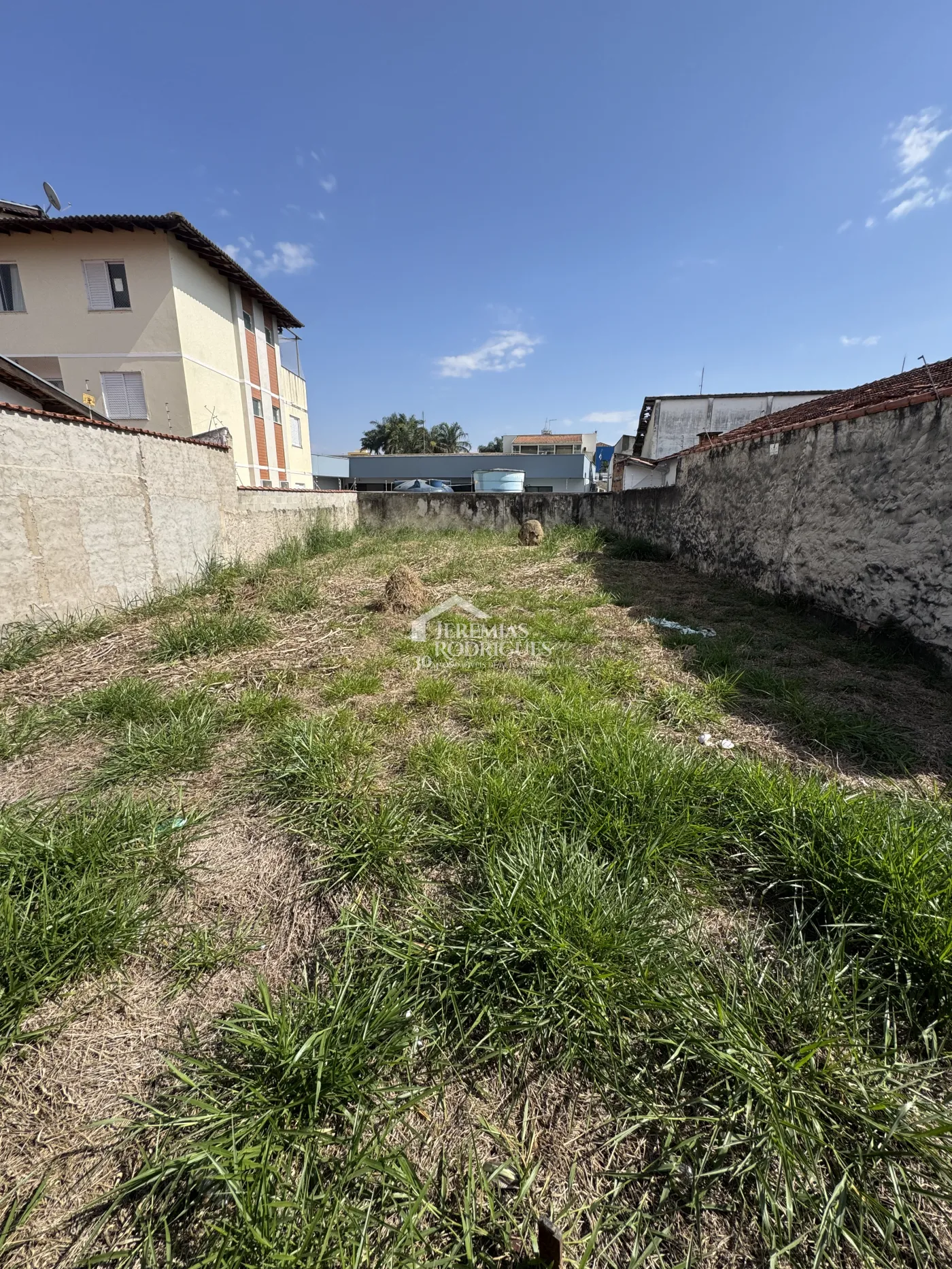 Terreno à venda com 300 m² no bairro Vila Bourghese em Pindamonhangaba/SP.