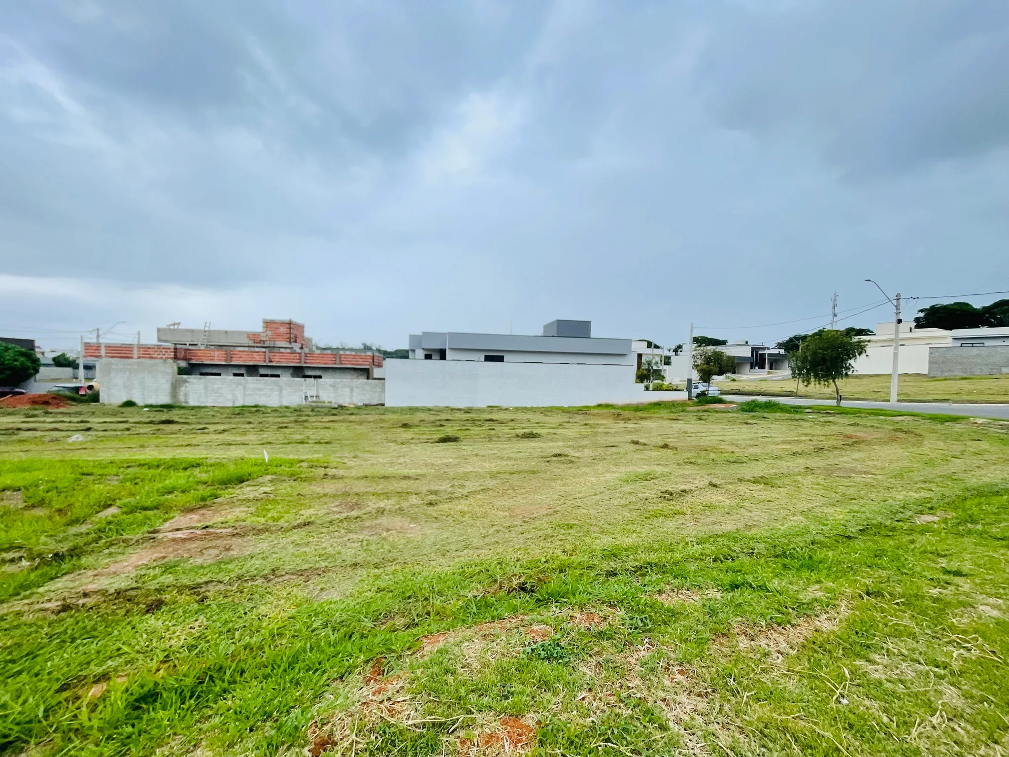 Terreno à venda com 374 m² no Condomínio Bosque do Imperador em Pindamonhangaba/SP. 
