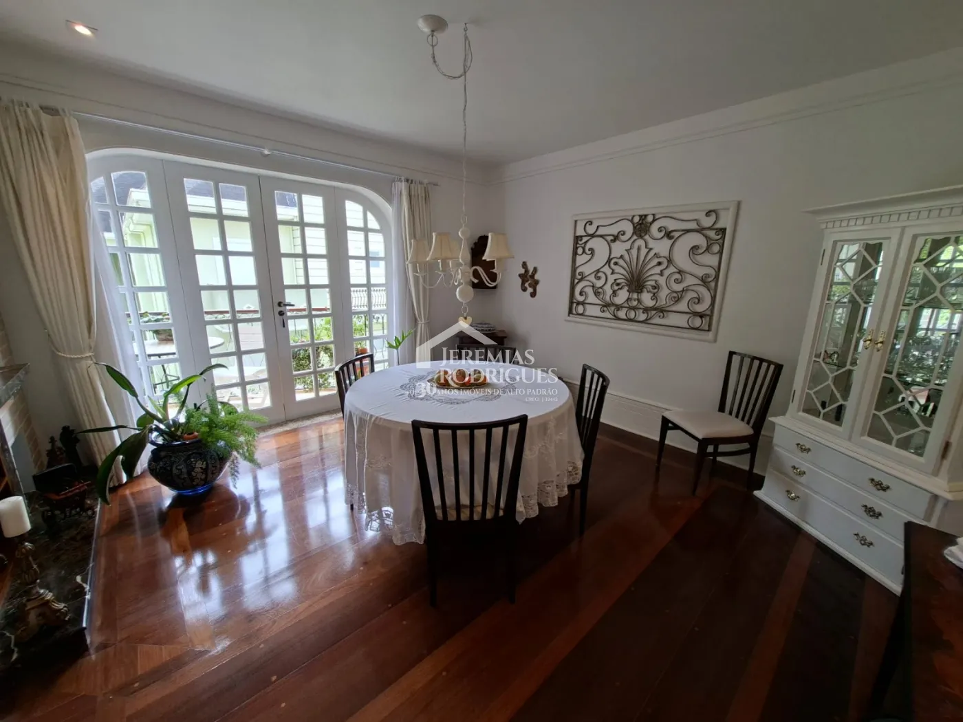 Apartamento à venda com 4 suítes no Edifício Evergreen em Campos do Jordão/SP