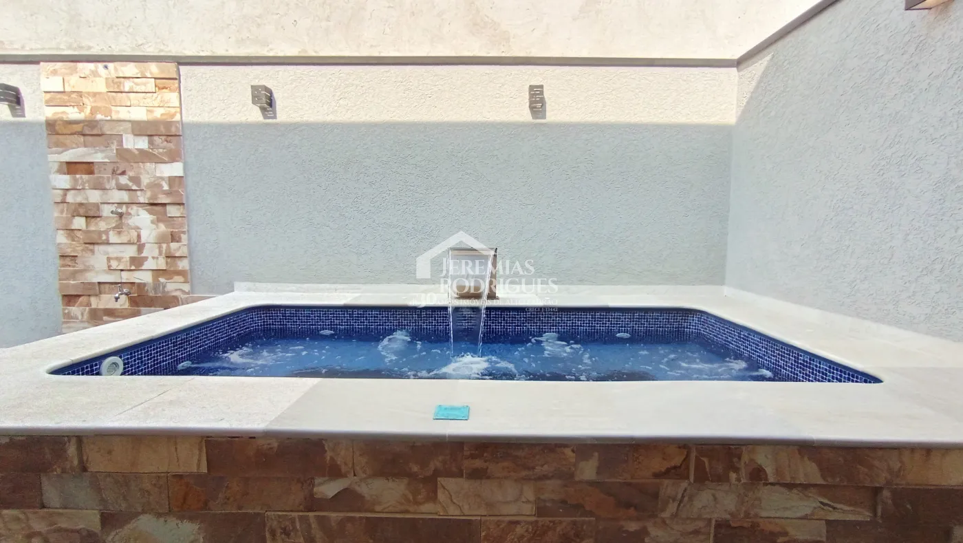 Casa à venda com 3 dormitórios no Condomínio Pérola do Vale em Tremembé/SP.