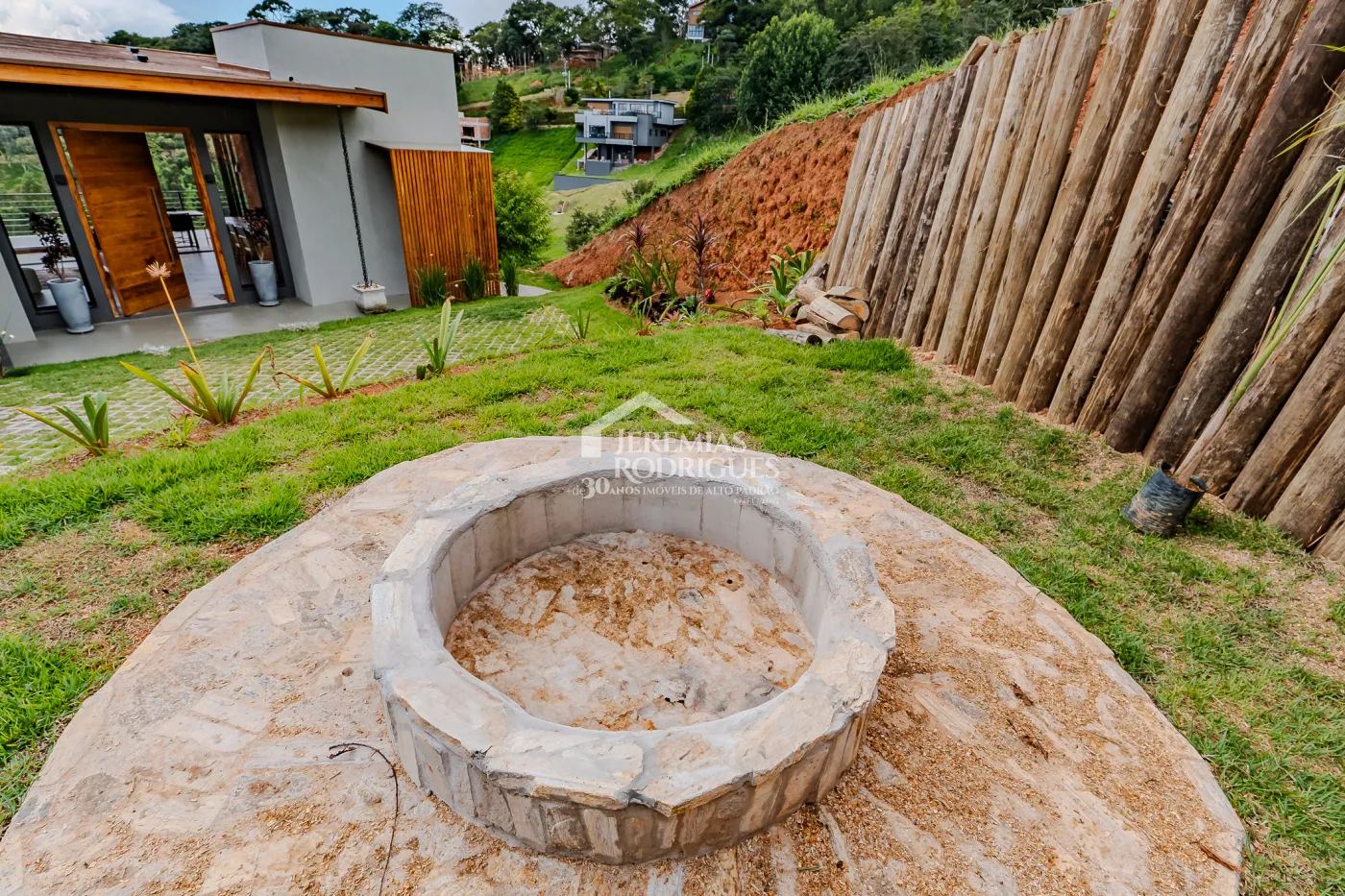Casa à venda térrea com 2 suítes no Condomínio Parque da Mantiqueira em Santo Antônio do Pinhal/SP.