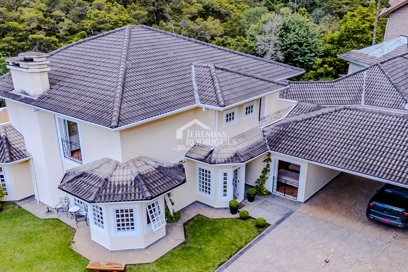 Casa com 6 suítes, 700 m² - Condomínio Vila Simonsen - Campos do Jordão/SP.