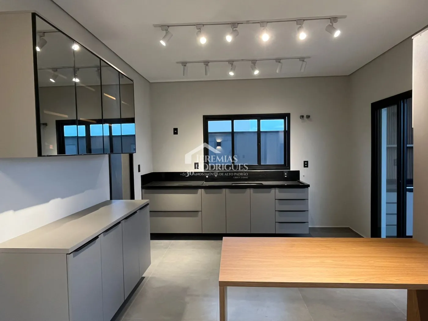 Casa assobradada à venda com 3 suítes no Condomínio Cyrela Landscape em Taubaté/SP.