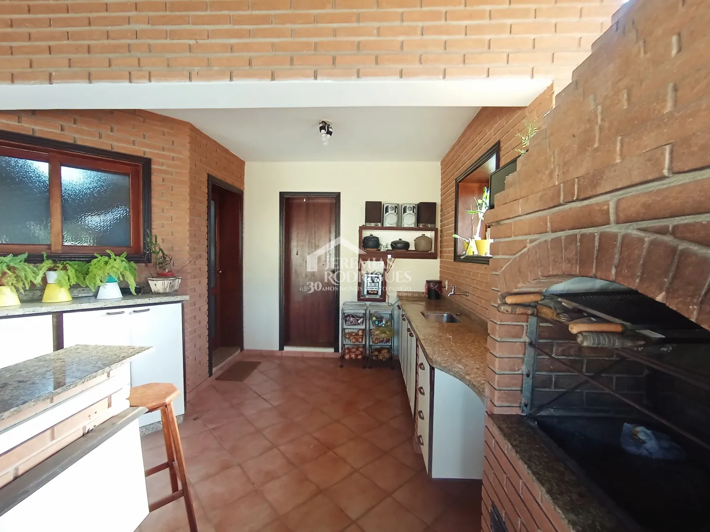 Casa à venda com 4 dormitórios no Condomínio Village Paineiras em Pindamonhangaba/SP.