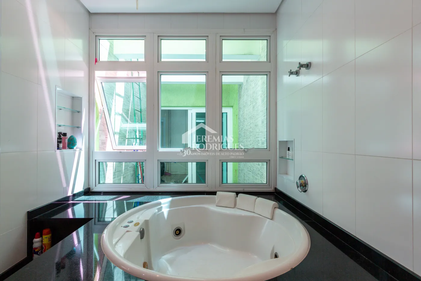 Casa para venda com 4 suítes no Condomínio Residencial dos Pinheiros em Caçapava/SP