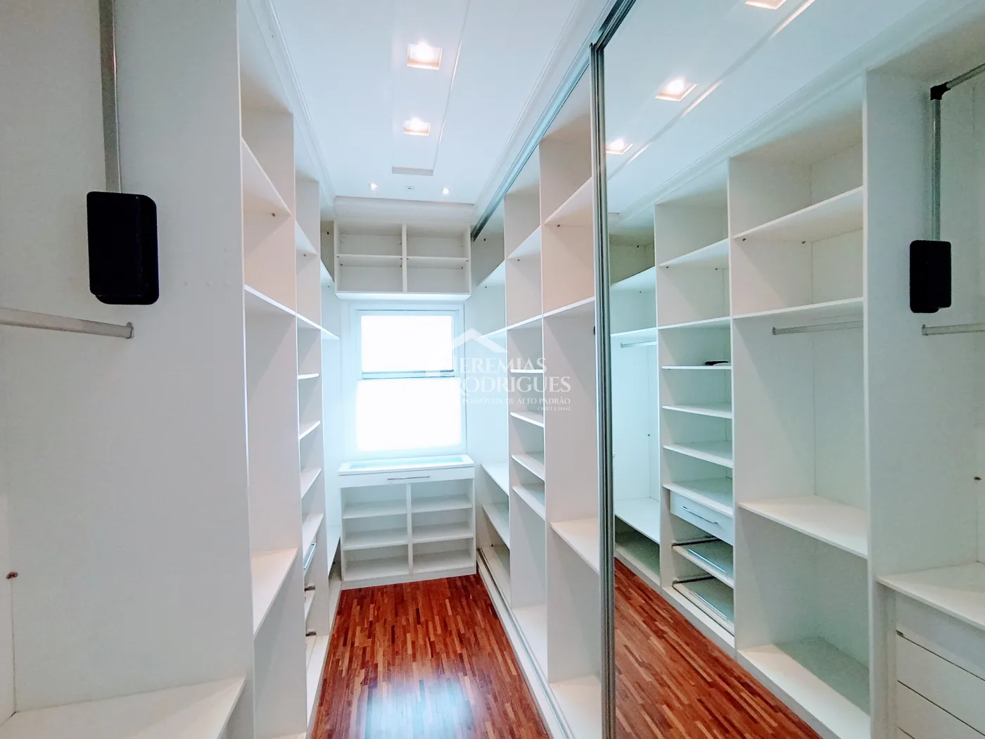 Casa para venda e locação com 4 suítes no Condomínio Taubaté Village em Taubaté/SP.