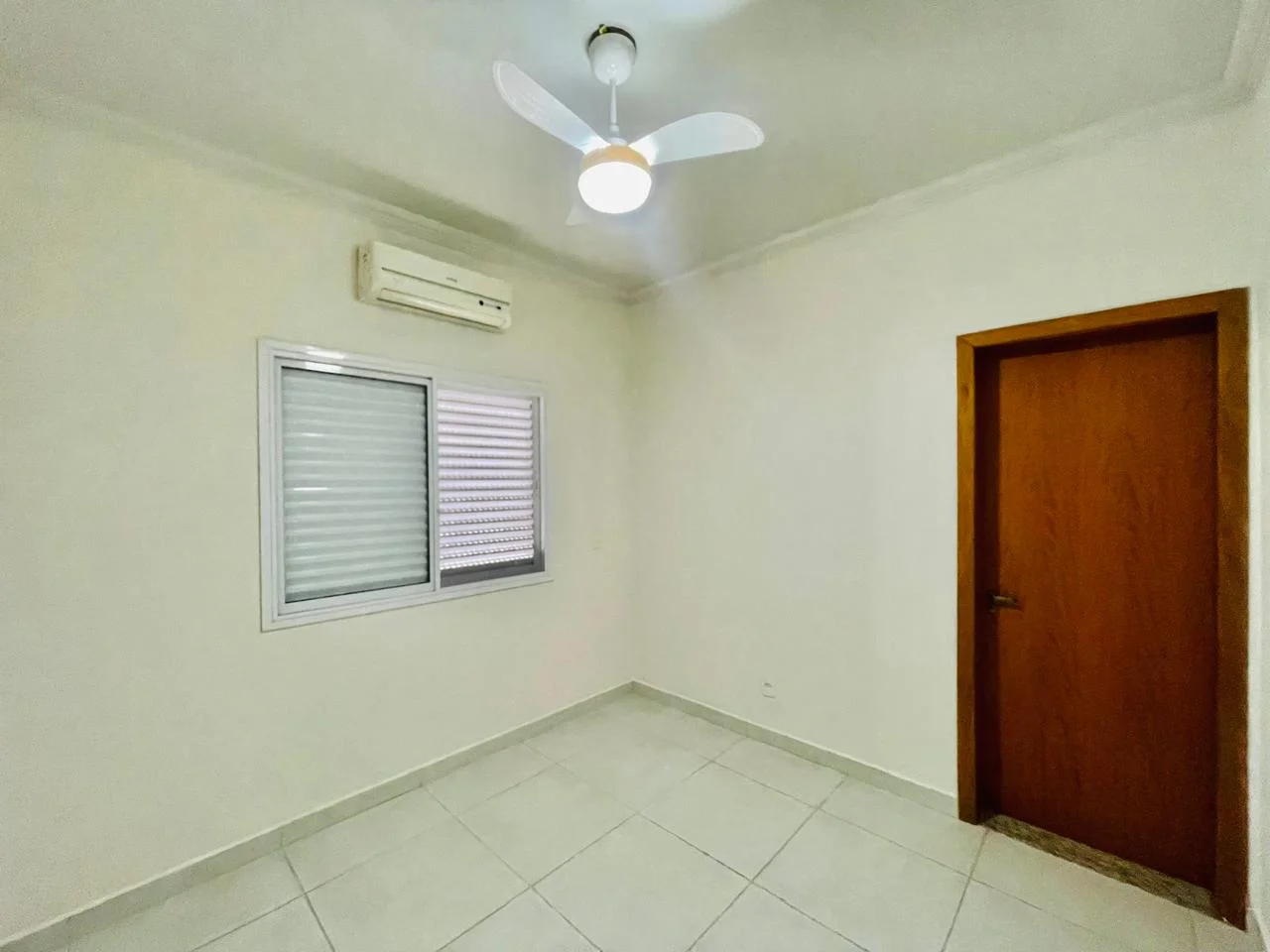 Casa para locação e venda no Condomínio Real Ville em Pindamonhangaba/SP.