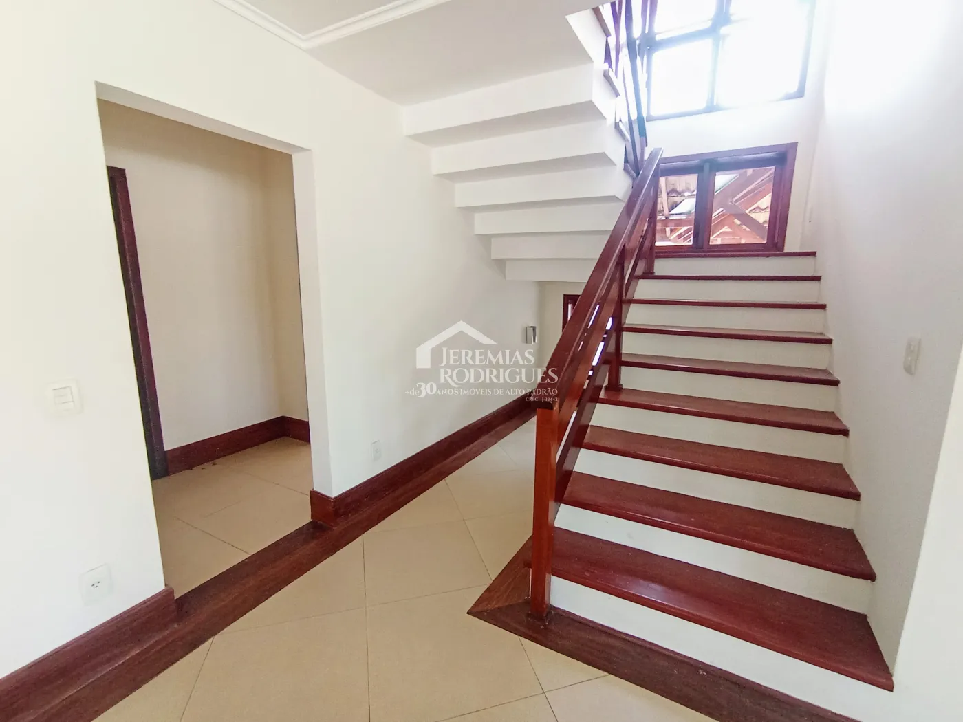 Casa à venda e locação com 4 suítes no Condomínio Colonial Village I em Pindamonhangaba/SP.