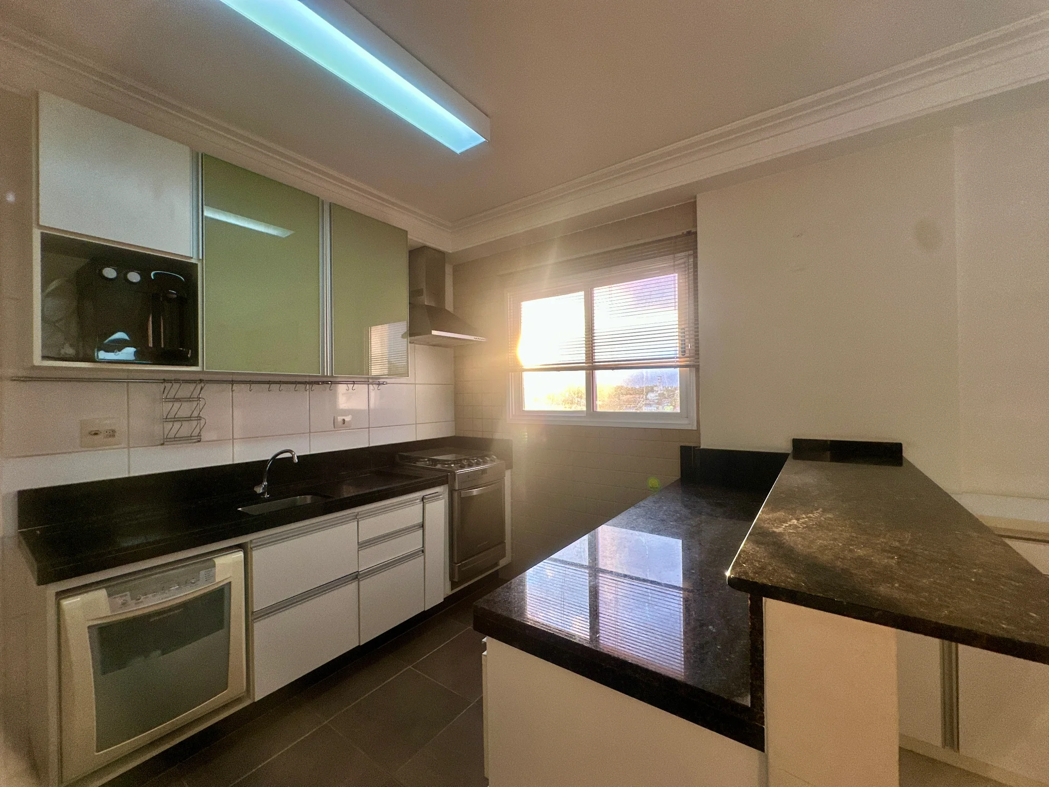 Apartamento mobiliado para venda e locação, 263 m² no Edifício Placere em Taubaté/SP.