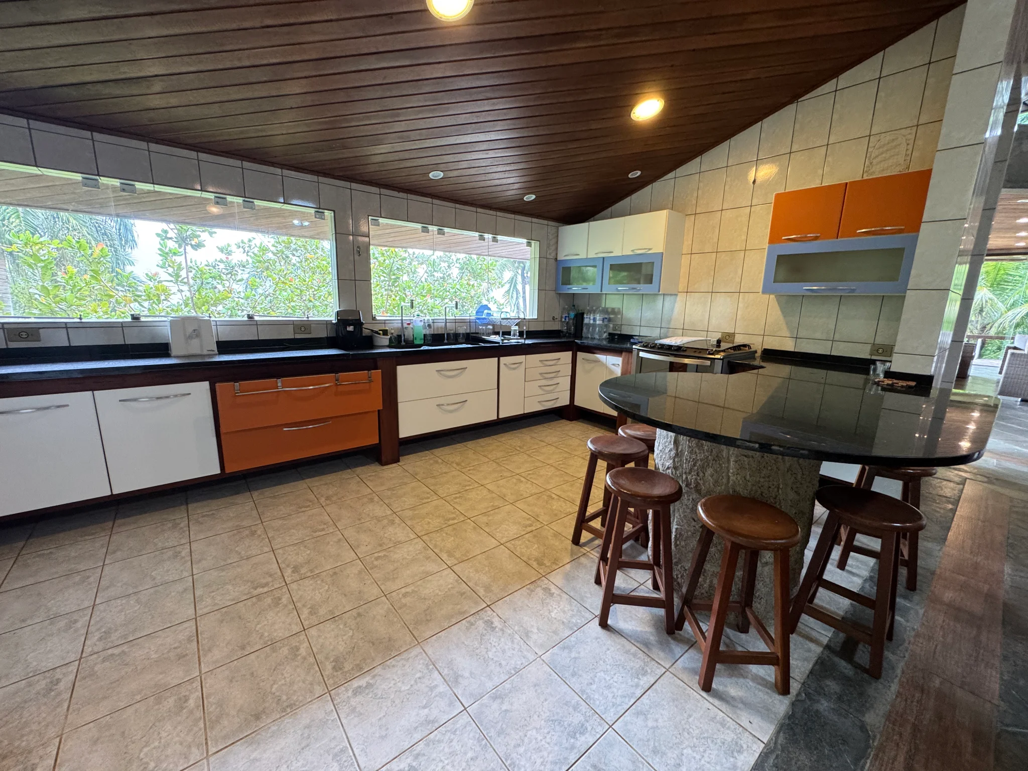 Casa à venda com 5 dormitórios no Condomínio Ponta das Toninhas em Ubatuba/SP. 