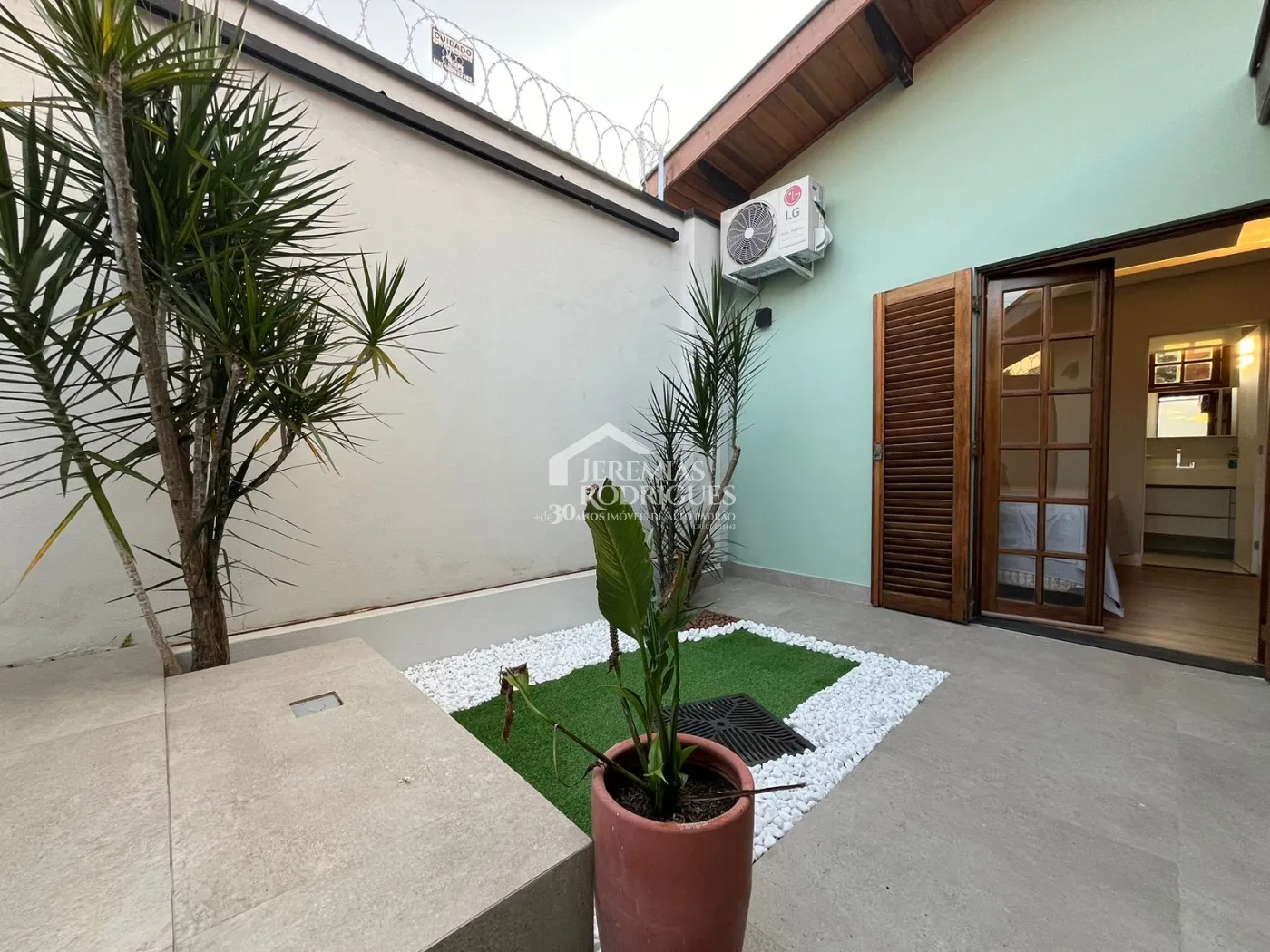Casa à venda com 2 suítes no bairro Quiririm em Taubaté/SP.