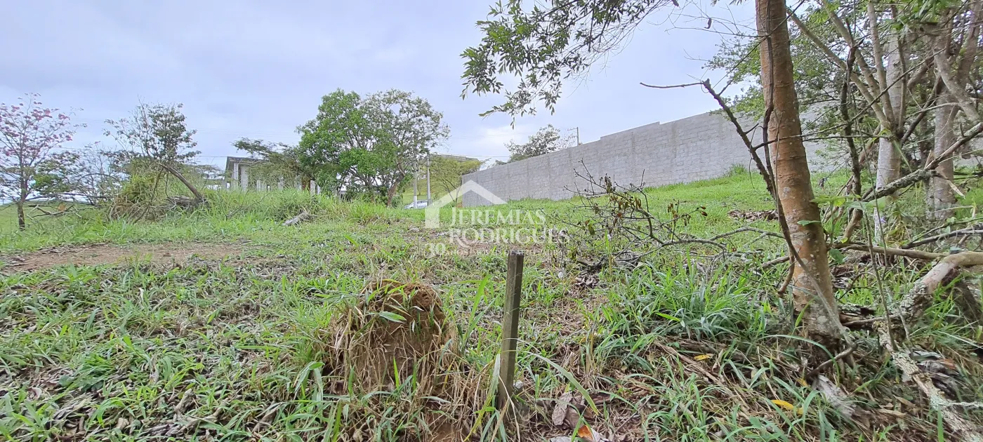 Terreno à venda com 635 m² no Condomínio Altos do Cataguá em Taubaté/SP.