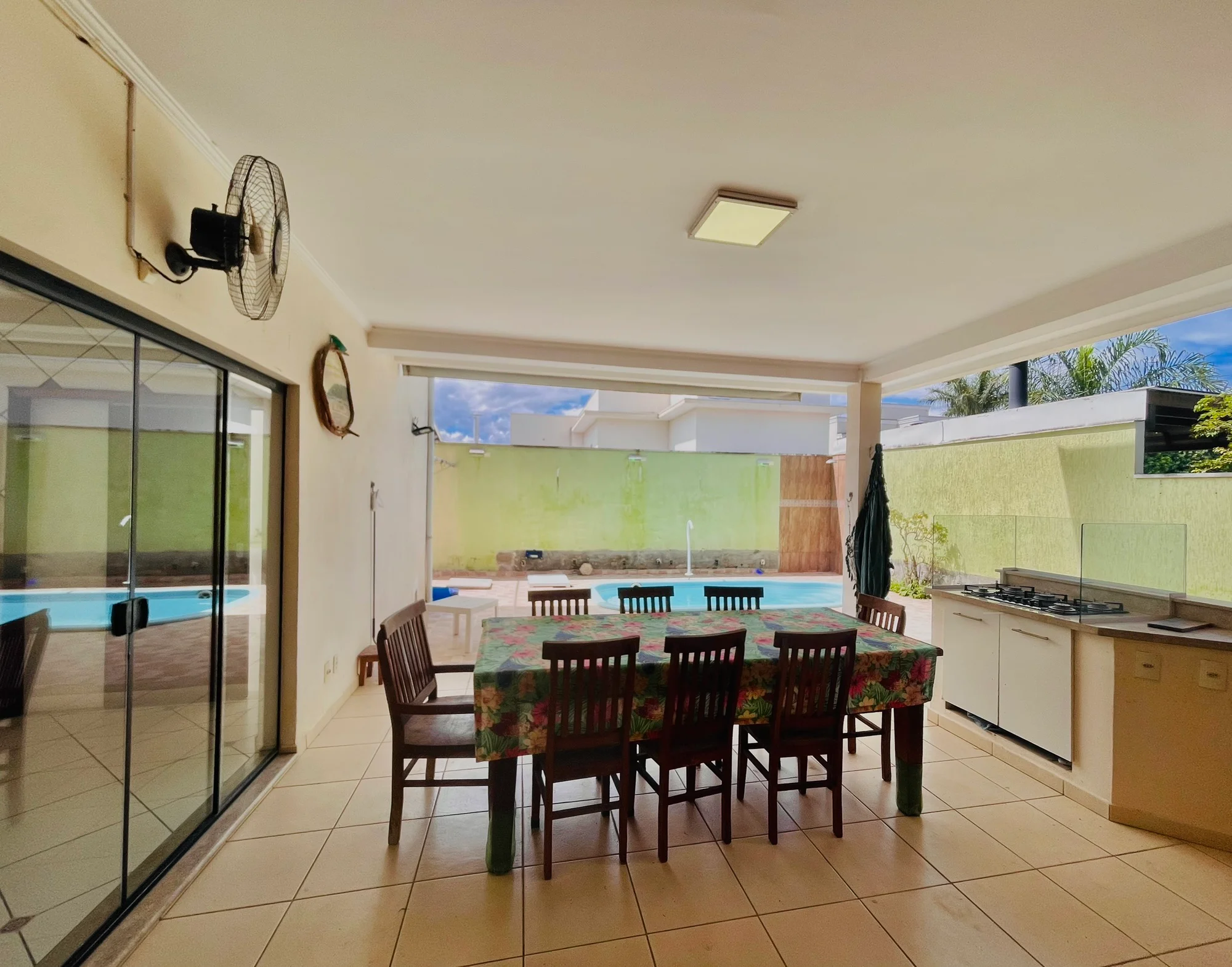 Casa à venda com 4 dormitórios no Condomínio Real Ville em Pindamonhangaba/SP. 