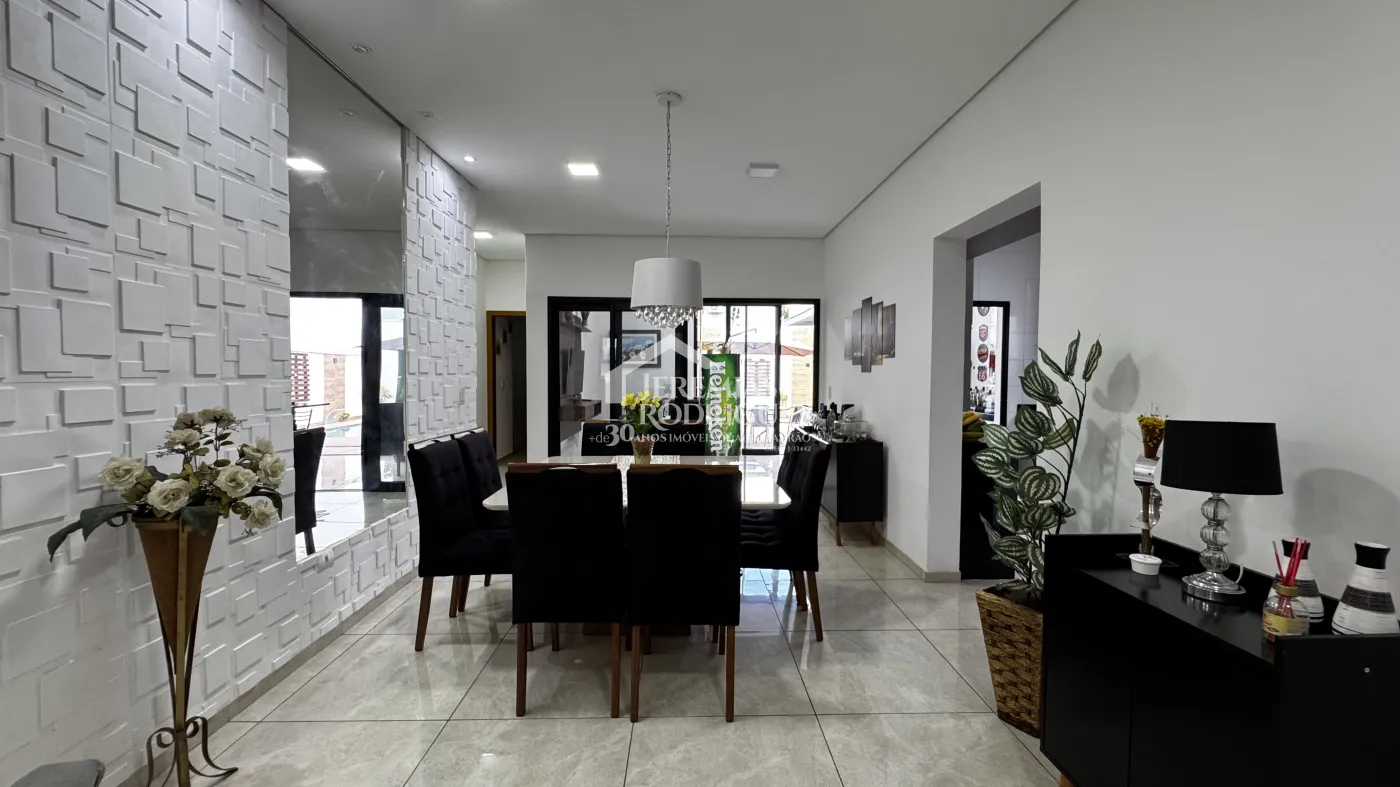 Casa à venda com 3 suítes no Condomínio Reserva dos Lagos em Pindamonhangaba/SP.