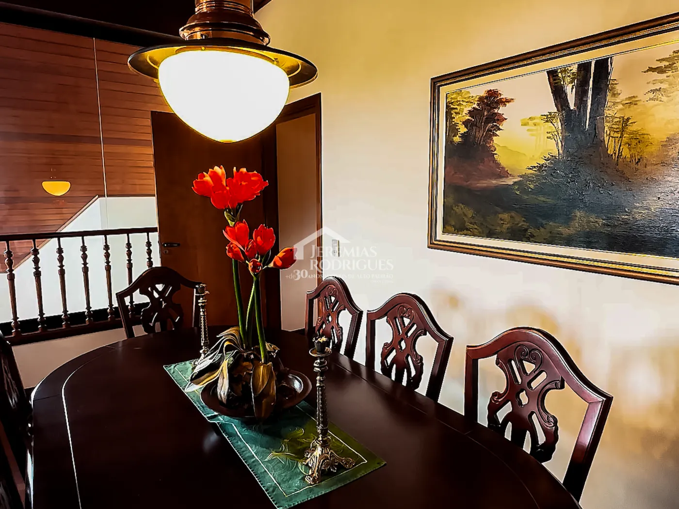 Casa à venda com 5 dormitórios no Condomínio Residencial Gran Ville em Campos do Jordão/SP.