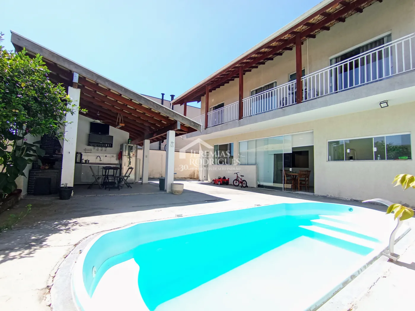 Casa à venda com 3 suítes no Condomínio Reserva dos Lagos em Pindamonhangaba/SP.