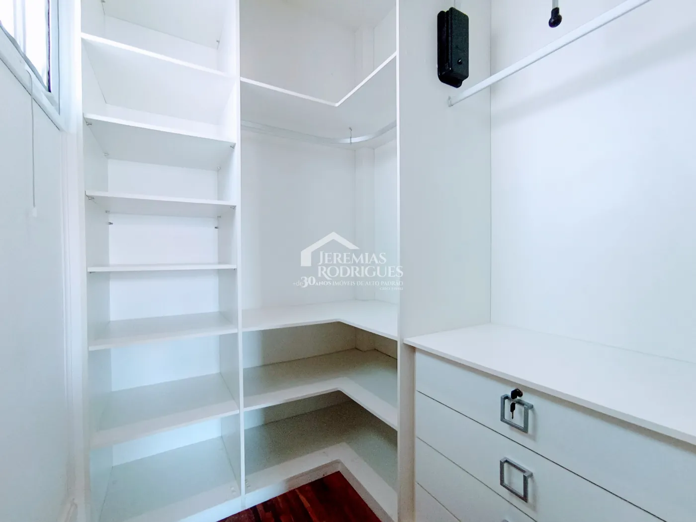 Casa para venda e locação com 4 suítes no Condomínio Taubaté Village em Taubaté/SP.