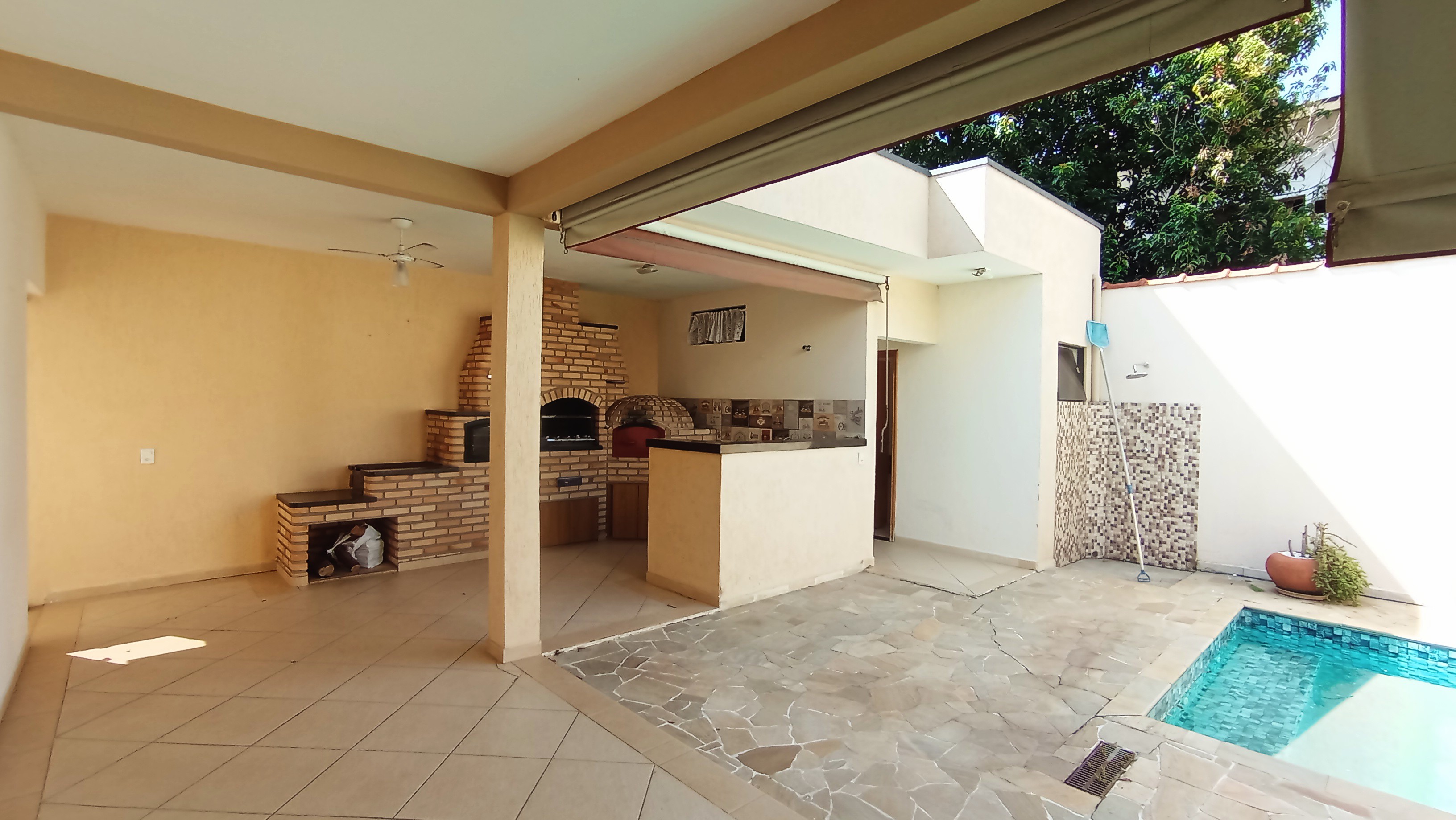 Casa à venda com 4 suítes no Condomínio Real Ville em Pindamonhangaba/SP. 