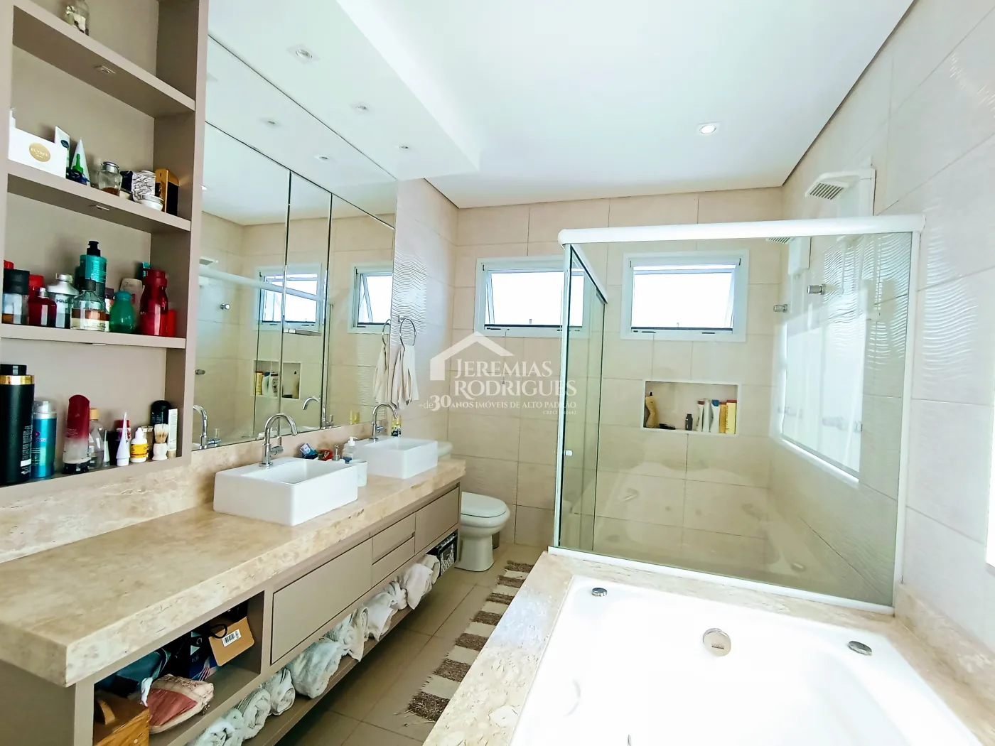 Casa à venda com 4 suítes no Condomínio Altos da Serra VI em São José dos Campos/SP