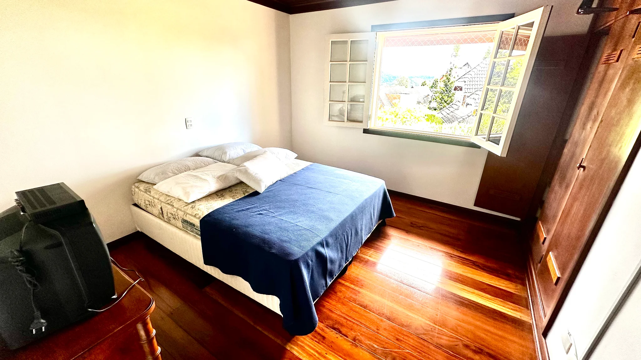 Casa para locação com 4 dormitórios no Condomínio SABAC em Campos do Jordão/SP. 