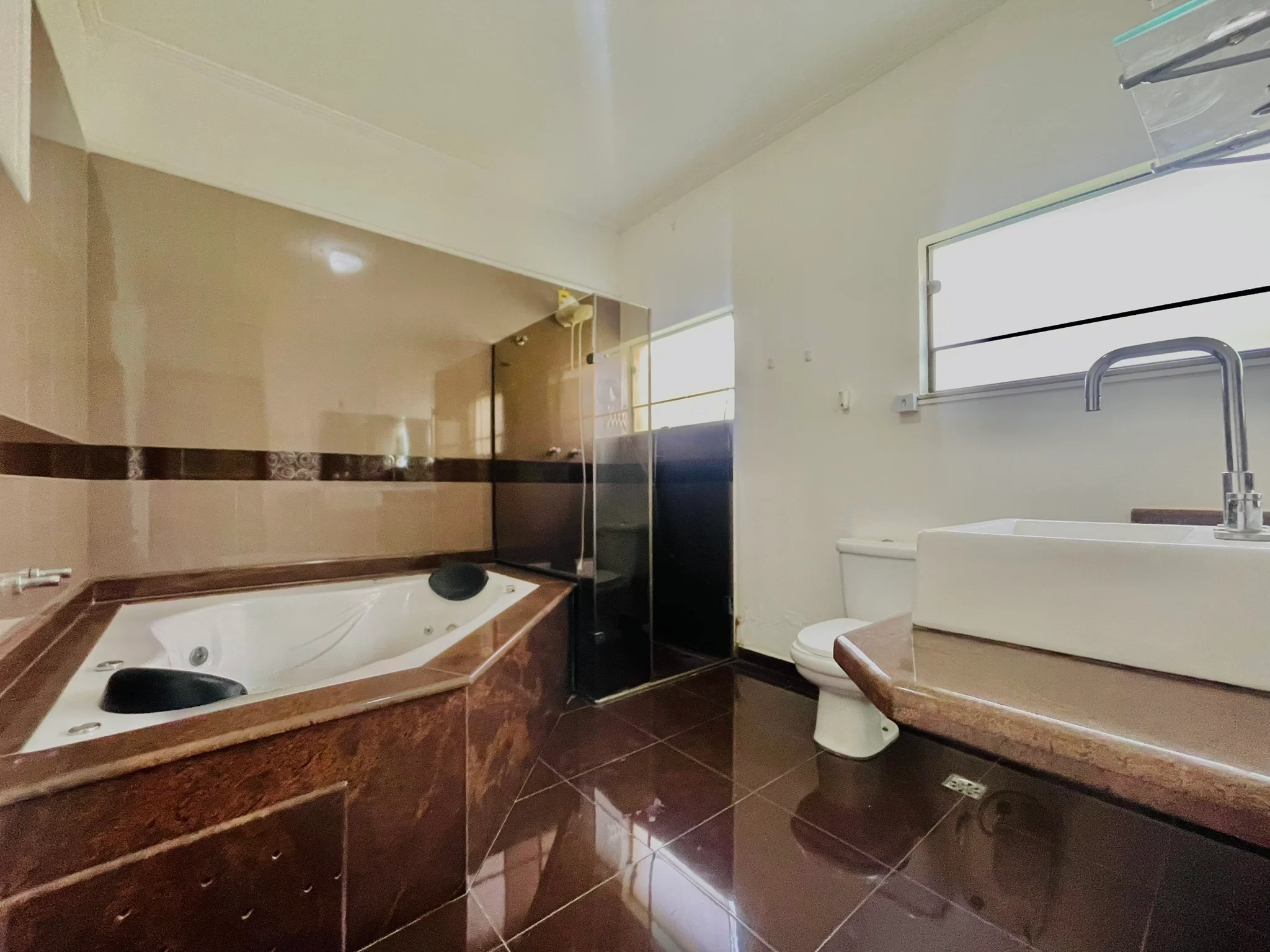 Casa à venda com 4 dormitórios no Condomínio Real Ville em Pindamonhangaba/SP. 